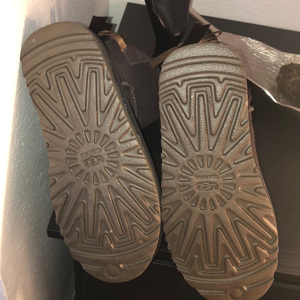 Woman’s size 5.5 or 6 Bailey Bow Brown Ugg boots.